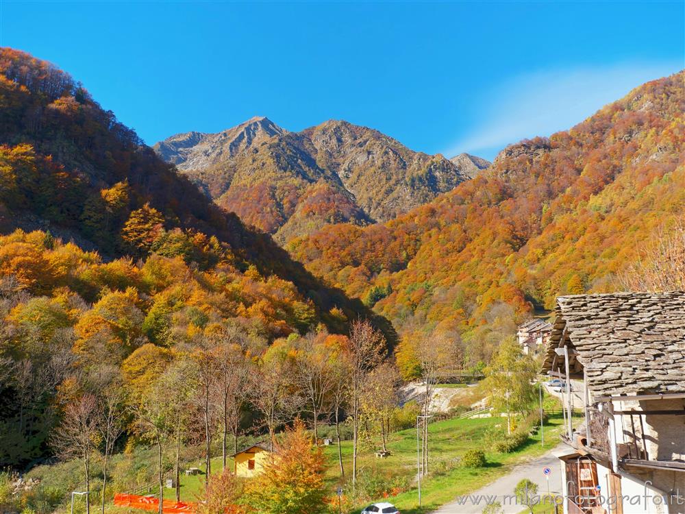 Piedicavallo (Biella) - Colori autunnali delle montagne sopra al paese